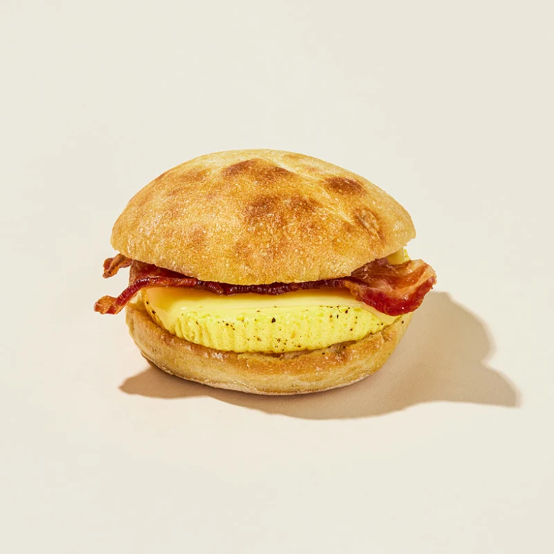 US005183 Prets Bacon Egg & Cheddar Roll